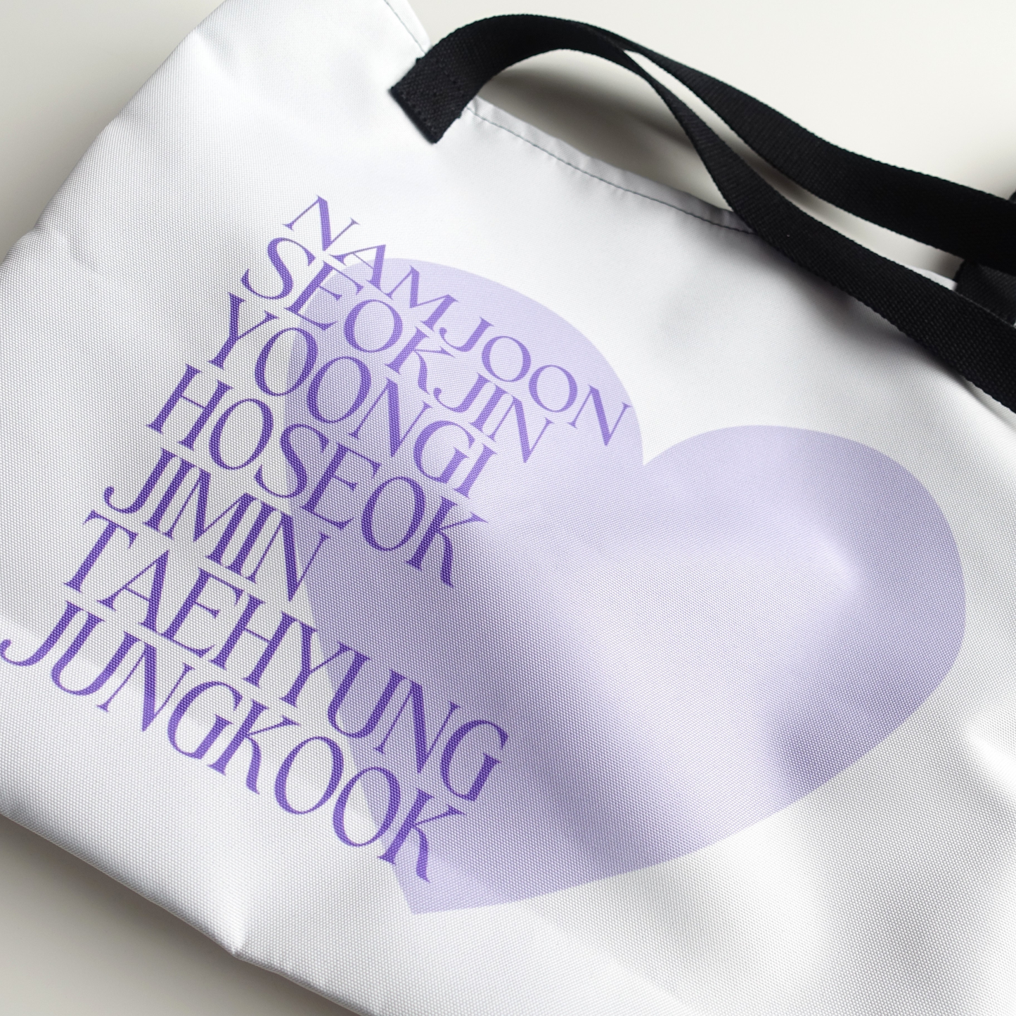 BTS inspirierte Tasche mit den Namen der Member und großem lila Herz