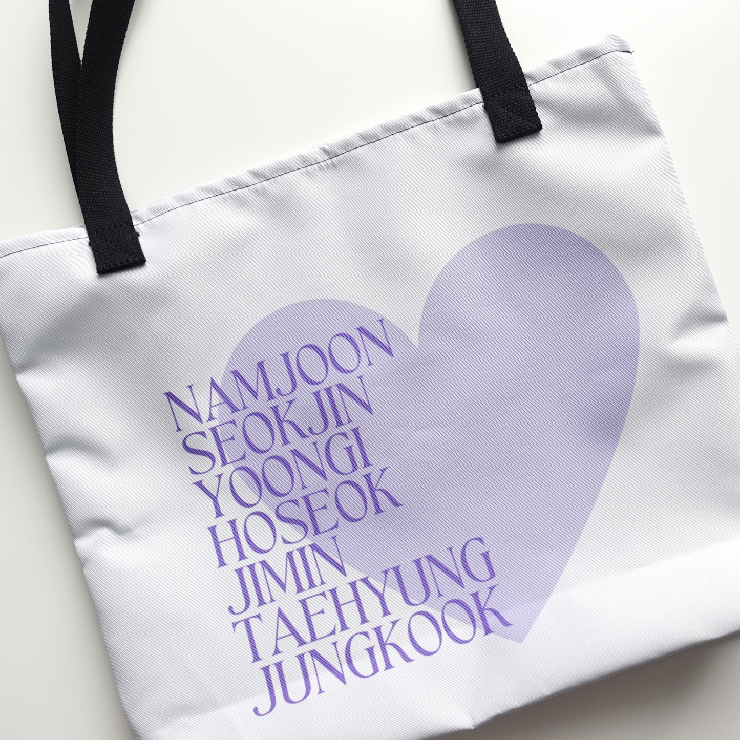 BTS inspirierte Tasche mit den Namen der Member und großem lila Herz