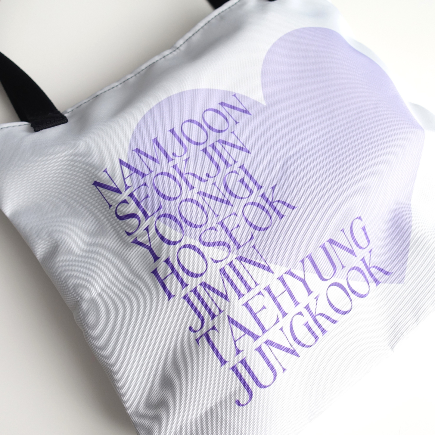 BTS inspirierte Tasche mit den Namen der Member und großem lila Herz