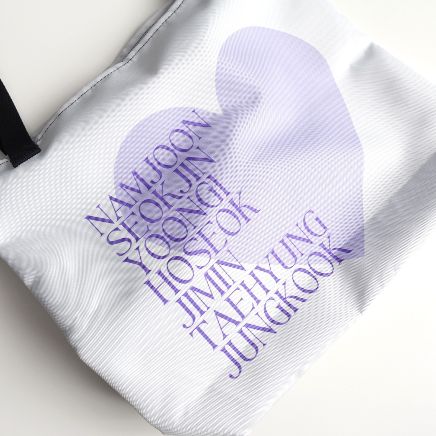 BTS inspirierte Tasche mit den Namen der Member und großem lila Herz