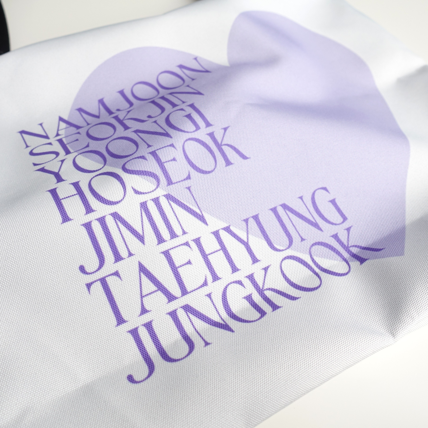 BTS inspirierte Tasche mit den Namen der Member und großem lila Herz