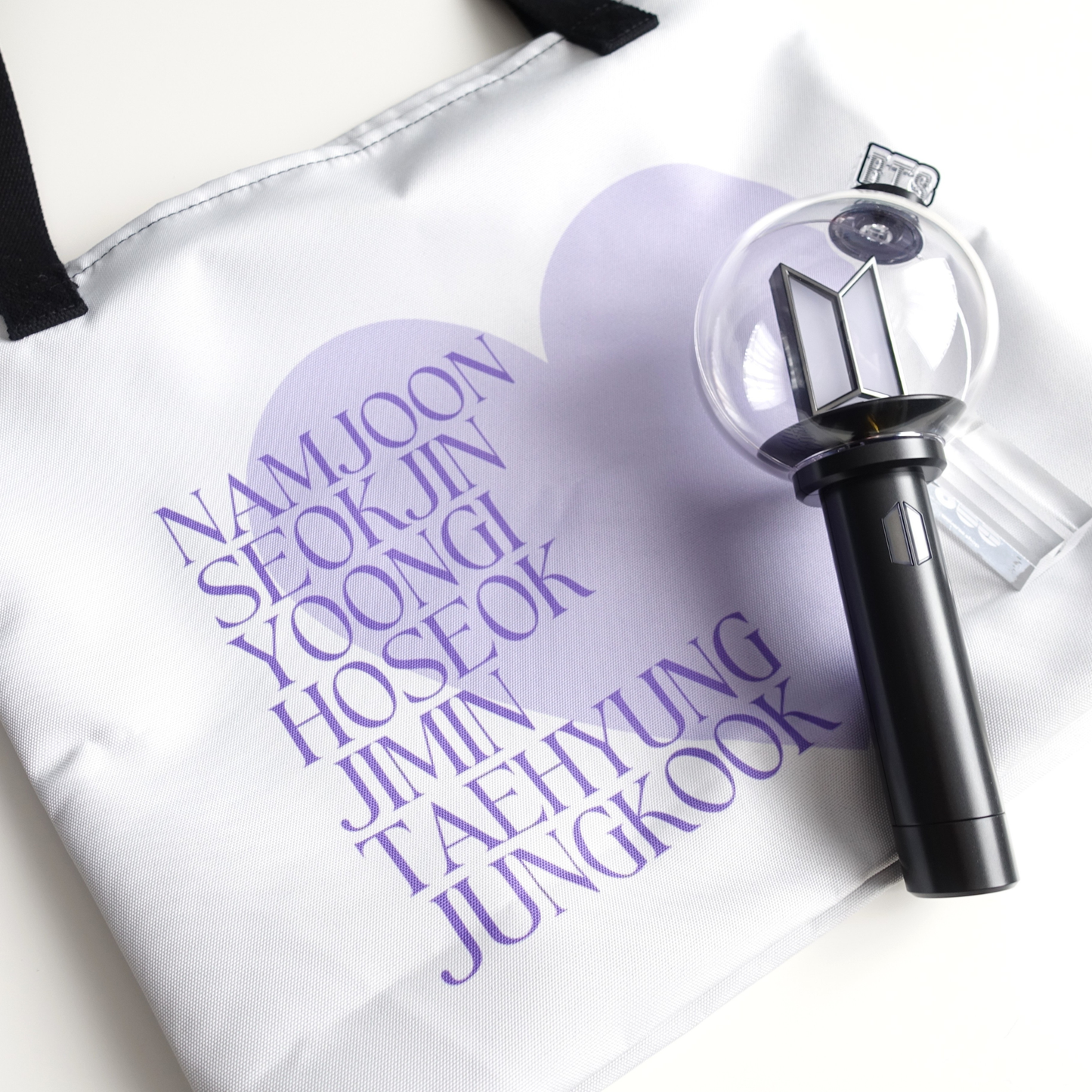 BTS inspirierte Tasche mit den Namen der Member und großem lila Herz