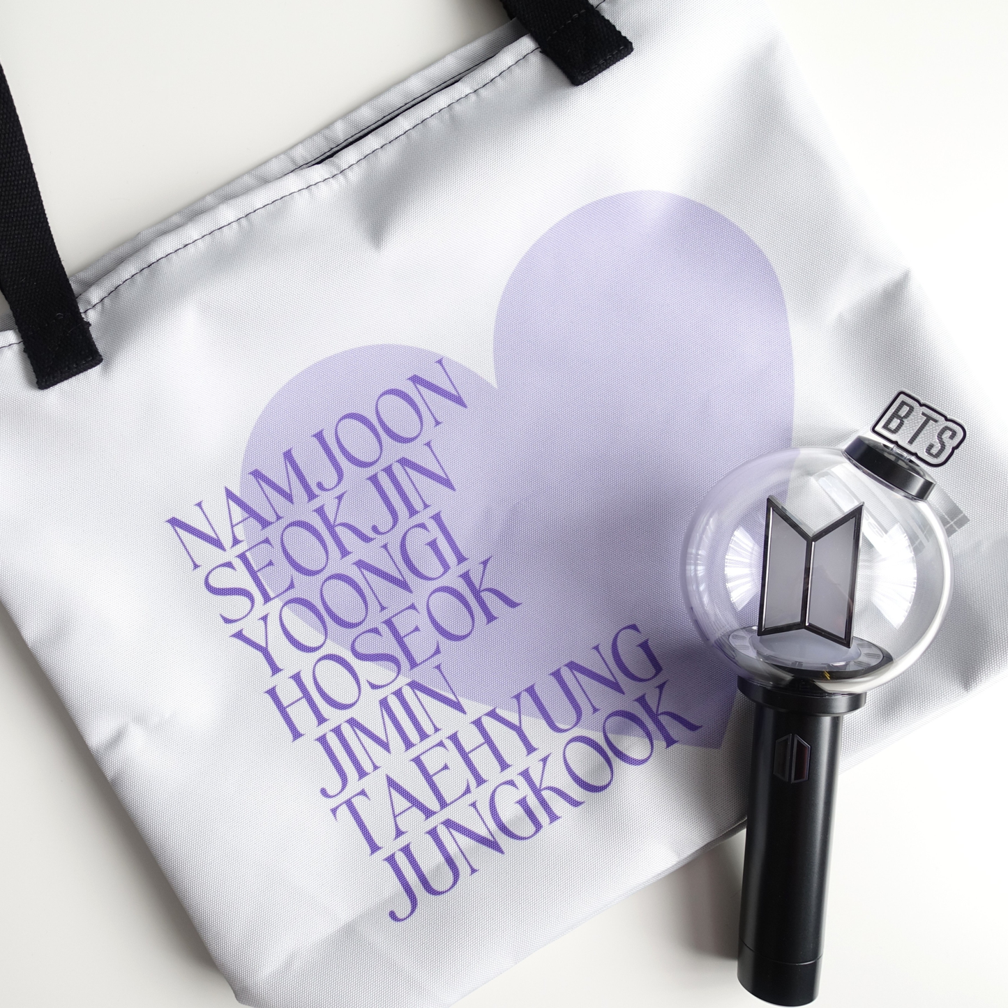 BTS inspirierte Tasche mit den Namen der Member und großem lila Herz