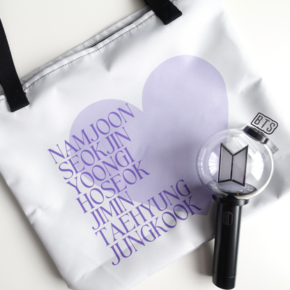 BTS inspirierte Tasche mit den Namen der Member und großem lila Herz