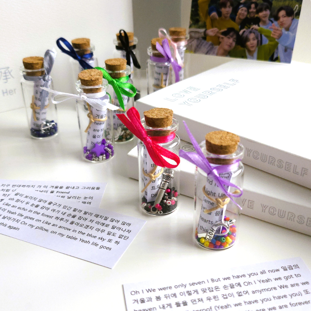 BTS Mini-Song-Flaschenpost mit kleiner Songtext-Schriftrolle und verschiedenen Designs je Song