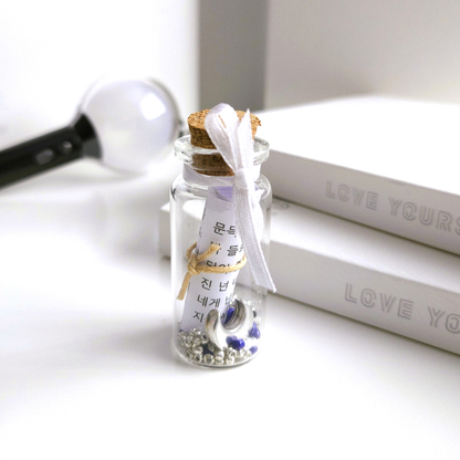 BTS Mini-Song-Flaschenpost mit kleiner Songtext-Schriftrolle und verschiedenen Designs je Song