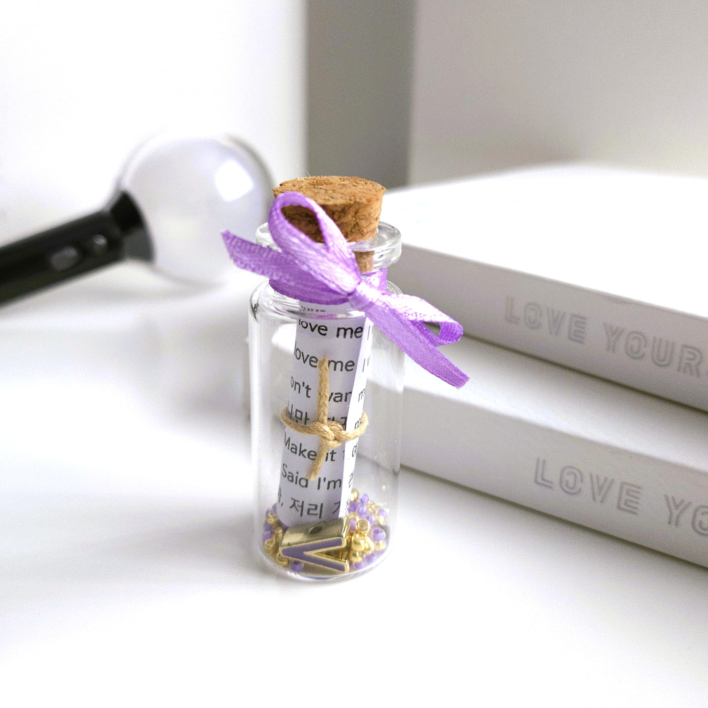 BTS Mini-Song-Flaschenpost mit kleiner Songtext-Schriftrolle und verschiedenen Designs je Song