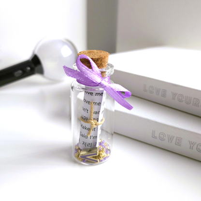 BTS Mini-Song-Flaschenpost mit kleiner Songtext-Schriftrolle und verschiedenen Designs je Song