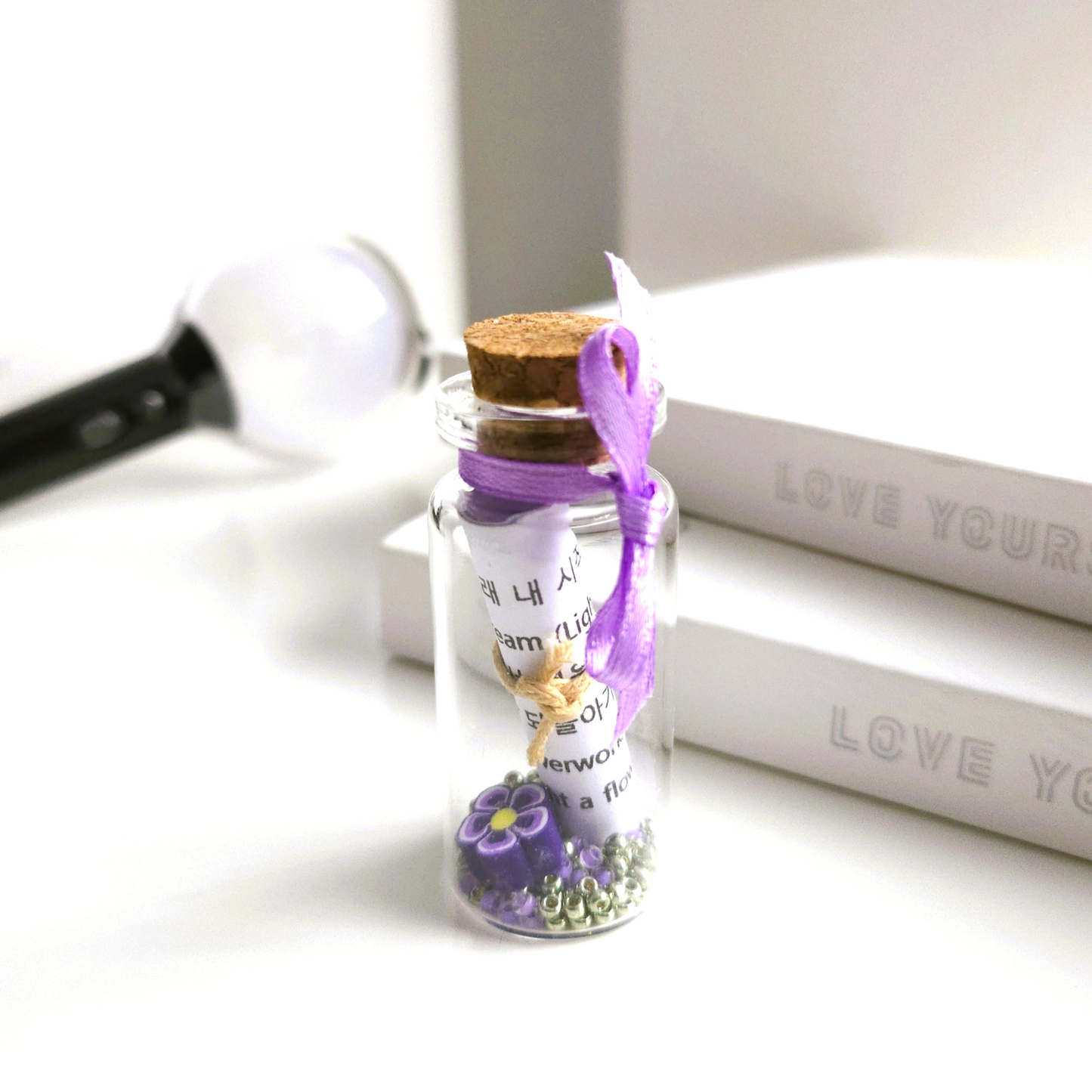 BTS Mini-Song-Flaschenpost mit kleiner Songtext-Schriftrolle und verschiedenen Designs je Song