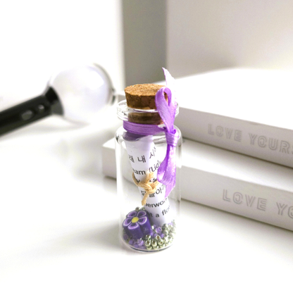 BTS Mini-Song-Flaschenpost mit kleiner Songtext-Schriftrolle und verschiedenen Designs je Song