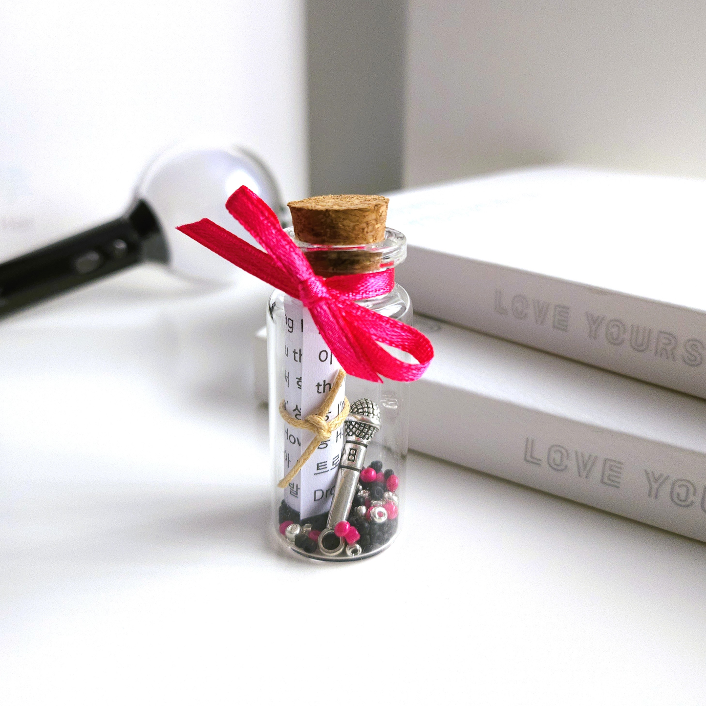 BTS Mini-Song-Flaschenpost mit kleiner Songtext-Schriftrolle und verschiedenen Designs je Song