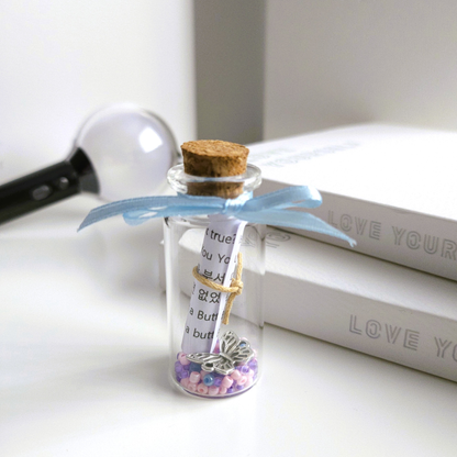 BTS Mini-Song-Flaschenpost mit kleiner Songtext-Schriftrolle und verschiedenen Designs je Song