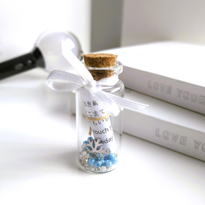 BTS Mini-Song-Flaschenpost mit kleiner Songtext-Schriftrolle und verschiedenen Designs je Song