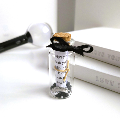 BTS Mini-Song-Flaschenpost mit kleiner Songtext-Schriftrolle und verschiedenen Designs je Song