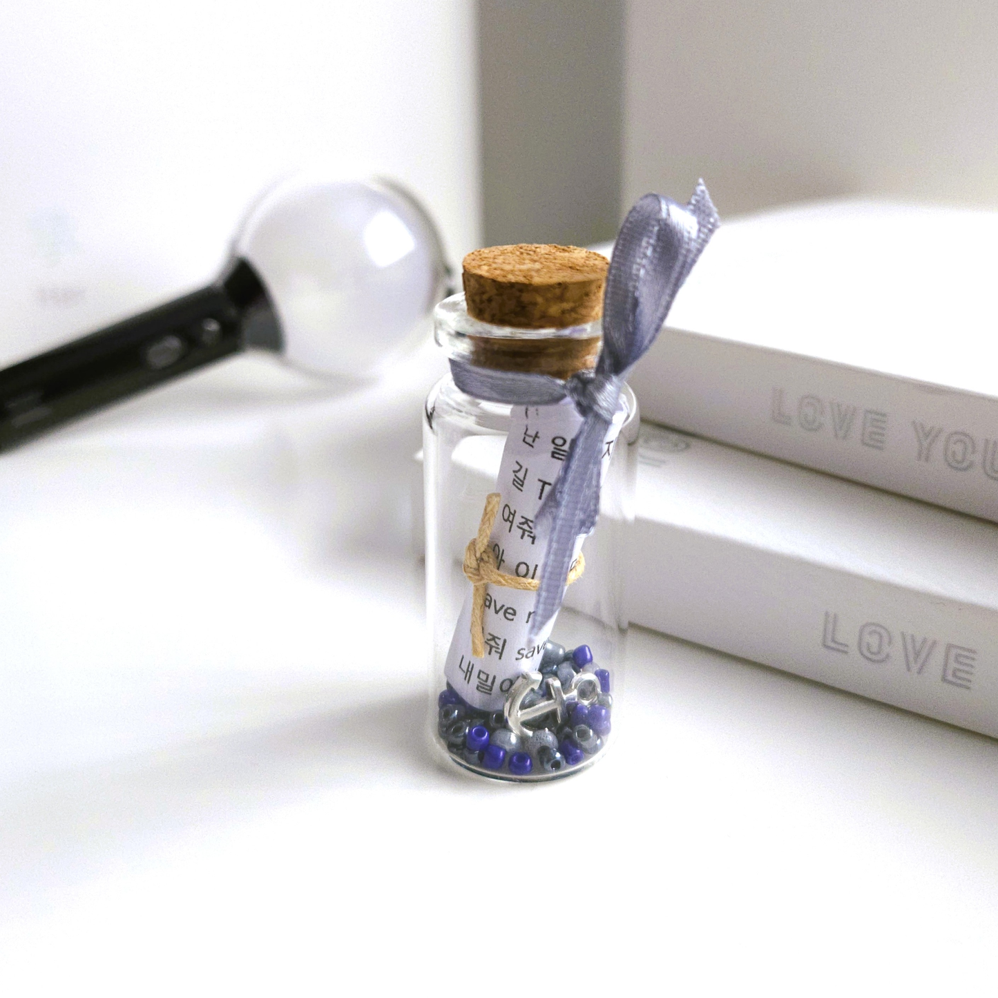 BTS Mini-Song-Flaschenpost mit kleiner Songtext-Schriftrolle und verschiedenen Designs je Song