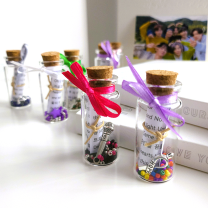BTS Mini-Song-Flaschenpost mit kleiner Songtext-Schriftrolle und verschiedenen Designs je Song