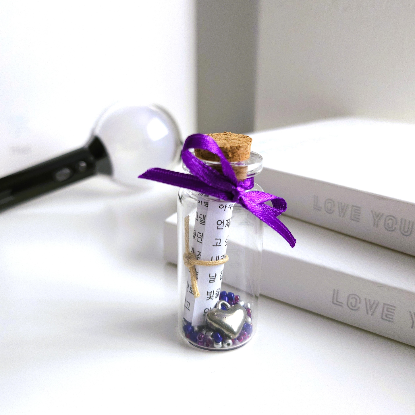 BTS Mini-Song-Flaschenpost mit kleiner Songtext-Schriftrolle und verschiedenen Designs je Song