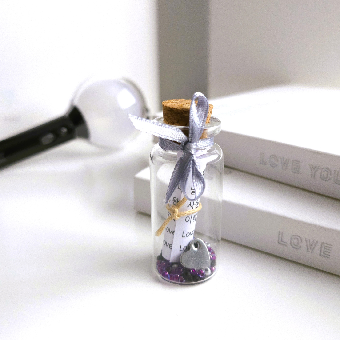 BTS Mini-Song-Flaschenpost mit kleiner Songtext-Schriftrolle und verschiedenen Designs je Song