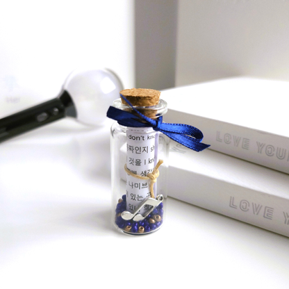 BTS Mini-Song-Flaschenpost mit kleiner Songtext-Schriftrolle und verschiedenen Designs je Song