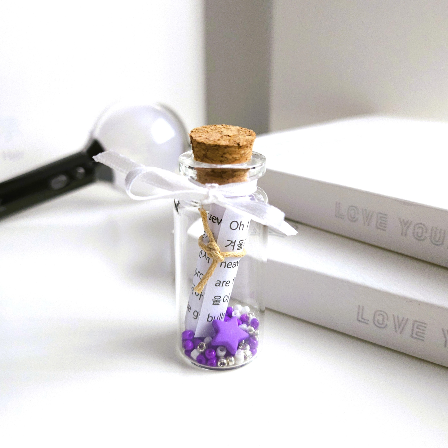 BTS Mini-Song-Flaschenpost mit kleiner Songtext-Schriftrolle und verschiedenen Designs je Song