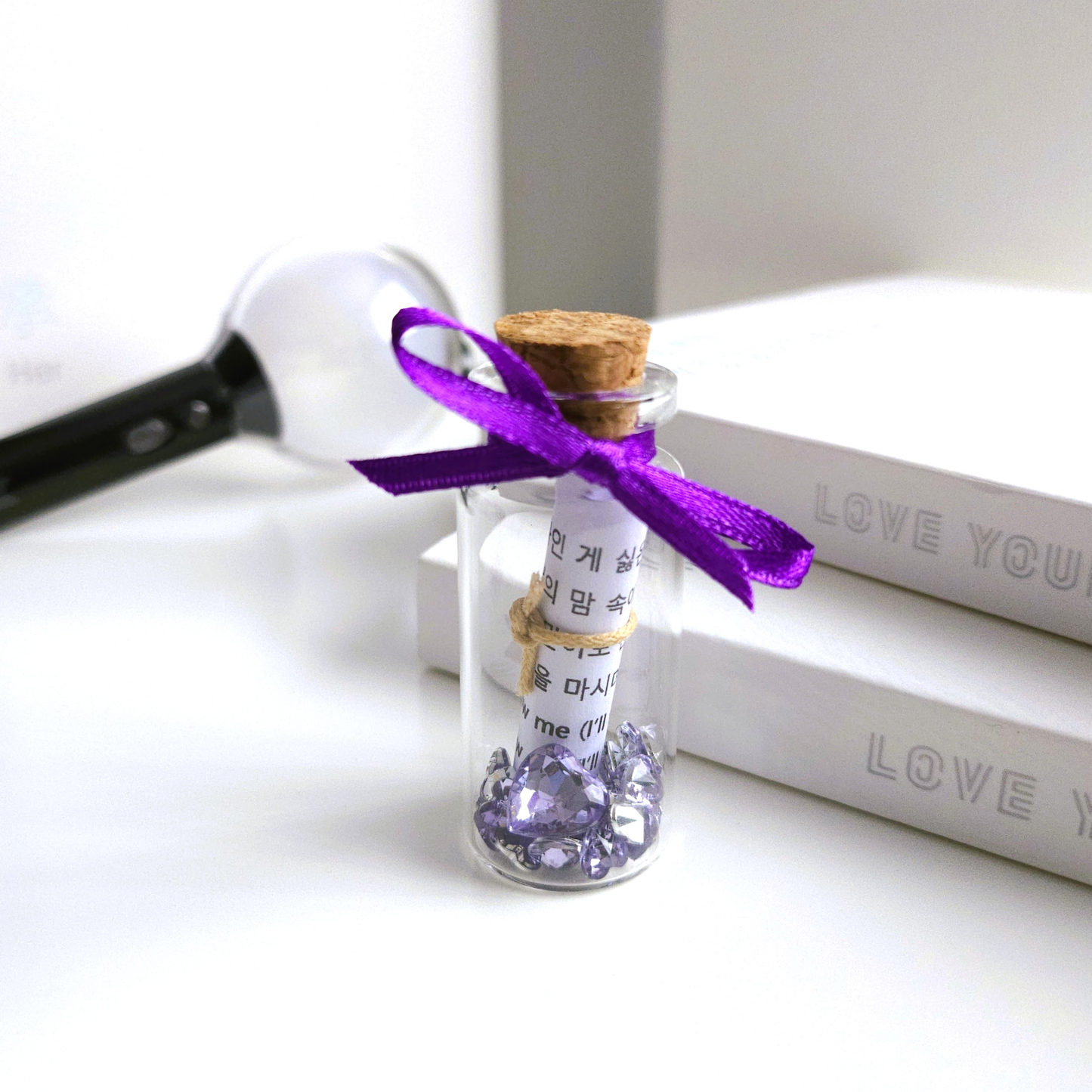 BTS Mini-Song-Flaschenpost mit kleiner Songtext-Schriftrolle und verschiedenen Designs je Song