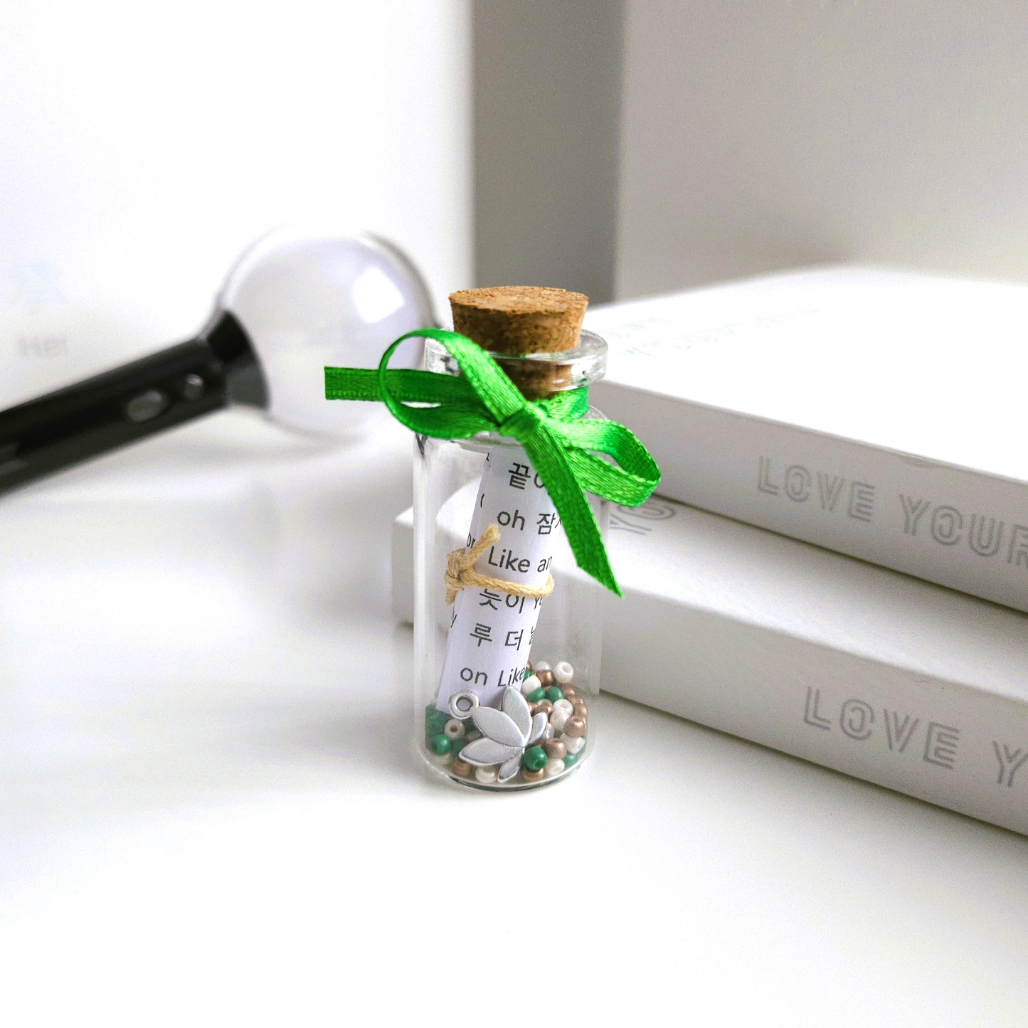 BTS Mini-Song-Flaschenpost mit kleiner Songtext-Schriftrolle und verschiedenen Designs je Song