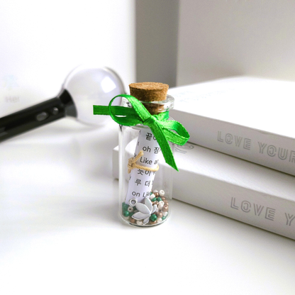 BTS Mini-Song-Flaschenpost mit kleiner Songtext-Schriftrolle und verschiedenen Designs je Song