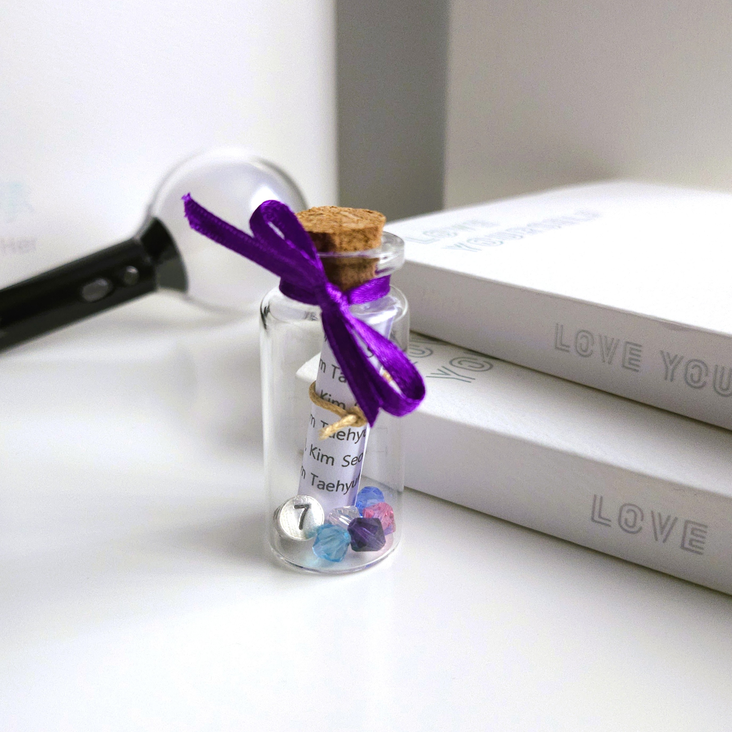 BTS Mini-Song-Flaschenpost mit kleiner Songtext-Schriftrolle und verschiedenen Designs je Song
