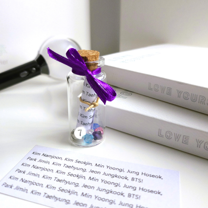 BTS Mini-Song-Flaschenpost mit kleiner Songtext-Schriftrolle und verschiedenen Designs je Song