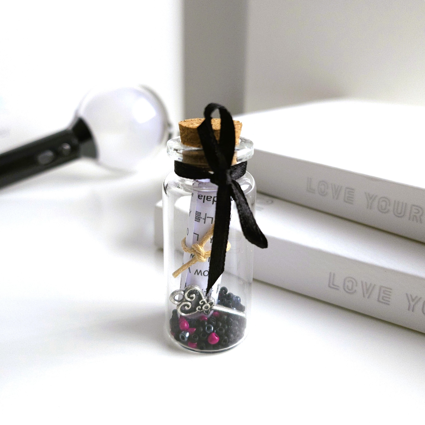 BTS Mini-Song-Flaschenpost mit kleiner Songtext-Schriftrolle und verschiedenen Designs je Song