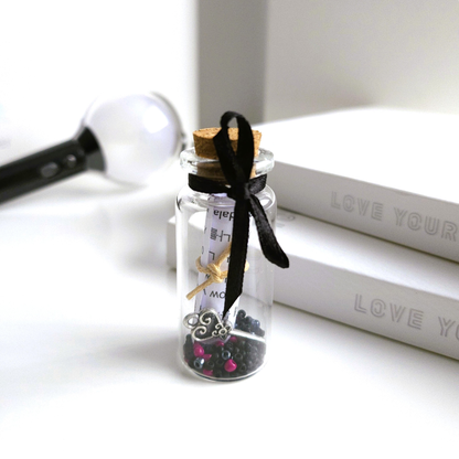 BTS Mini-Song-Flaschenpost mit kleiner Songtext-Schriftrolle und verschiedenen Designs je Song