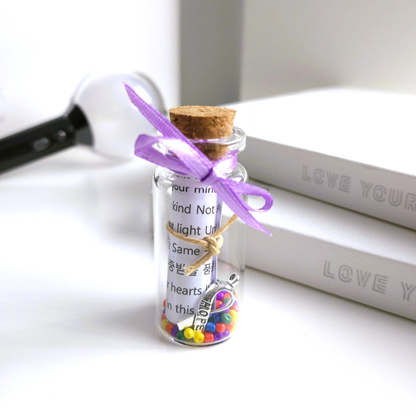 BTS Mini-Song-Flaschenpost mit kleiner Songtext-Schriftrolle und verschiedenen Designs je Song