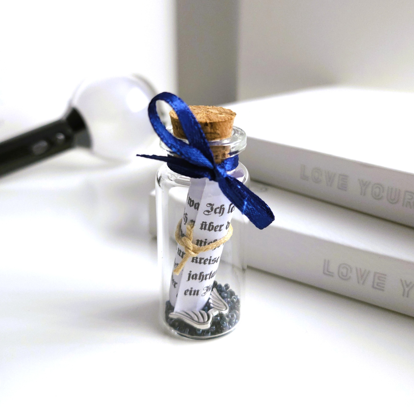 BTS Mini-Song-Flaschenpost mit kleiner Songtext-Schriftrolle und verschiedenen Designs je Song
