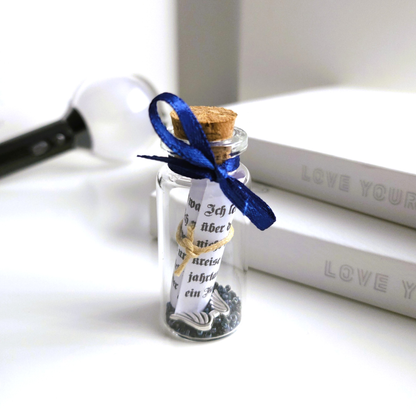 BTS Mini-Song-Flaschenpost mit kleiner Songtext-Schriftrolle und verschiedenen Designs je Song
