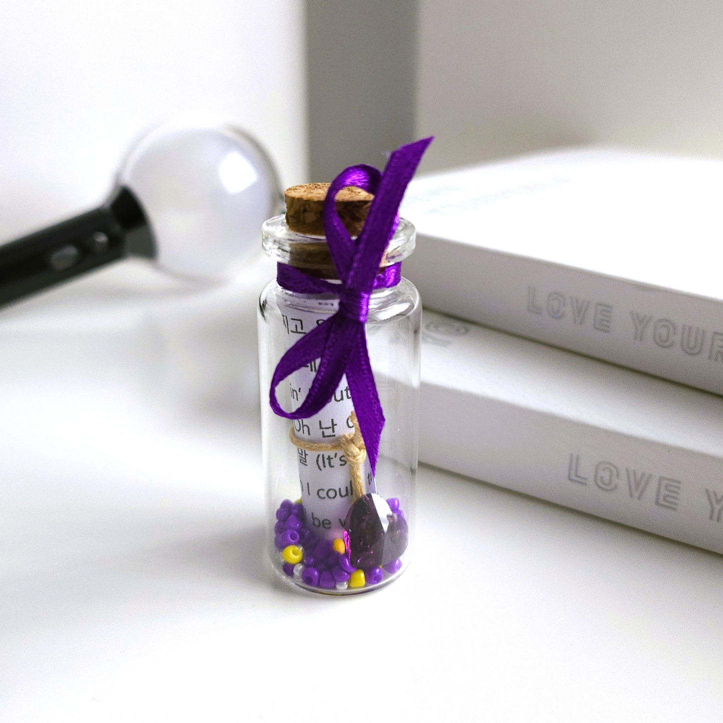 BTS Mini-Song-Flaschenpost mit kleiner Songtext-Schriftrolle und verschiedenen Designs je Song