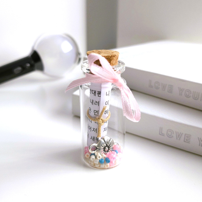 BTS Mini-Song-Flaschenpost mit kleiner Songtext-Schriftrolle und verschiedenen Designs je Song