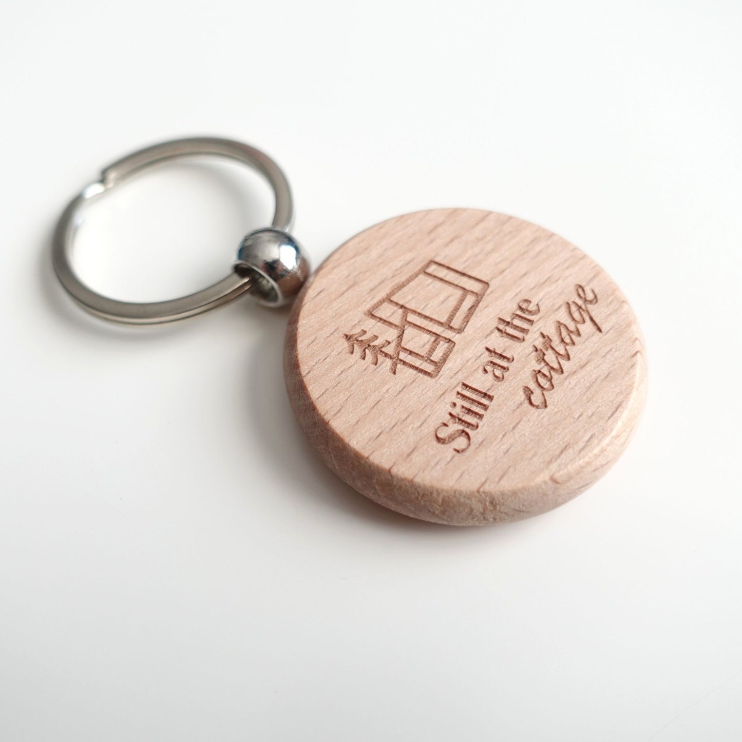 Still at the cottage Schlüsselanhänger – Heated Rivalry inspirierter Merch aus Buchen-Holz mit Gravur