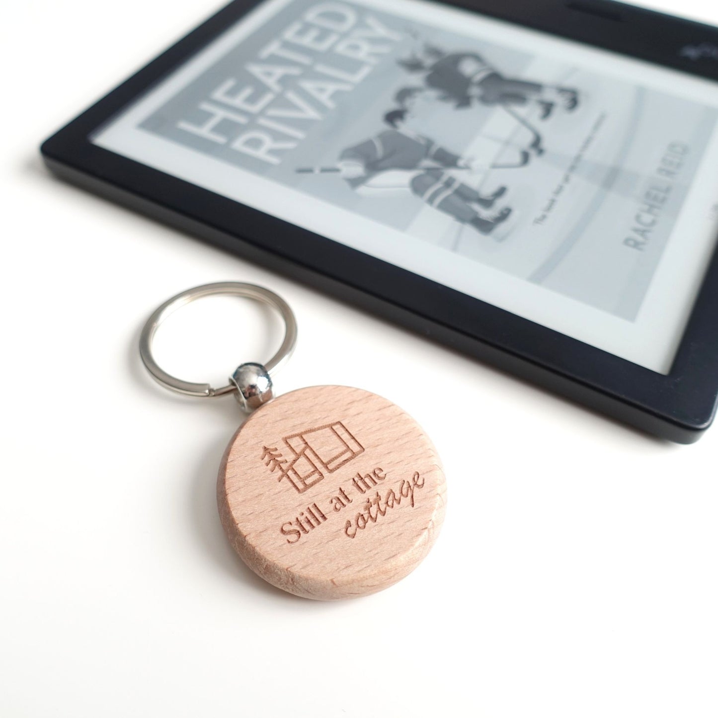 Still at the cottage Schlüsselanhänger – Heated Rivalry inspirierter Merch aus Buchen-Holz mit Gravur