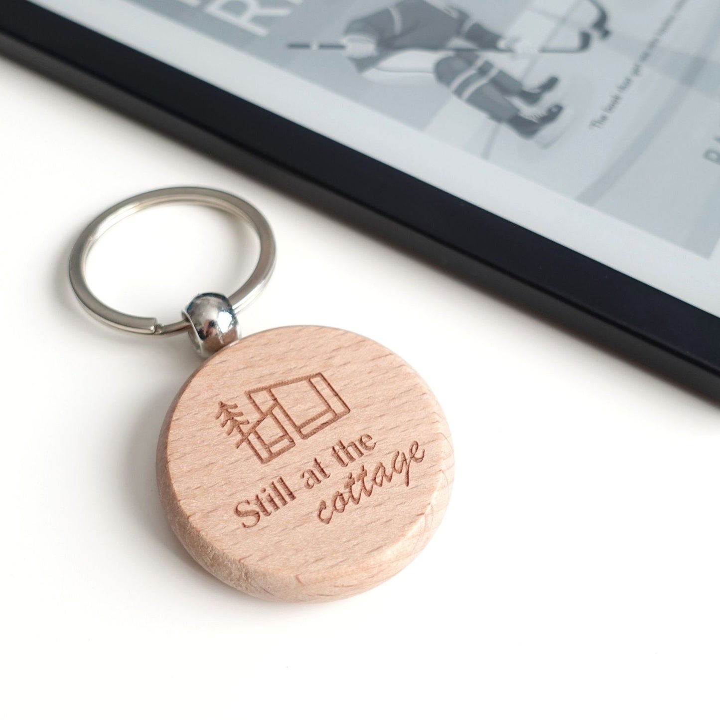 Still at the cottage Schlüsselanhänger – Heated Rivalry inspirierter Merch aus Buchen-Holz mit Gravur