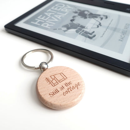 Still at the cottage Schlüsselanhänger – Heated Rivalry inspirierter Merch aus Buchen-Holz mit Gravur