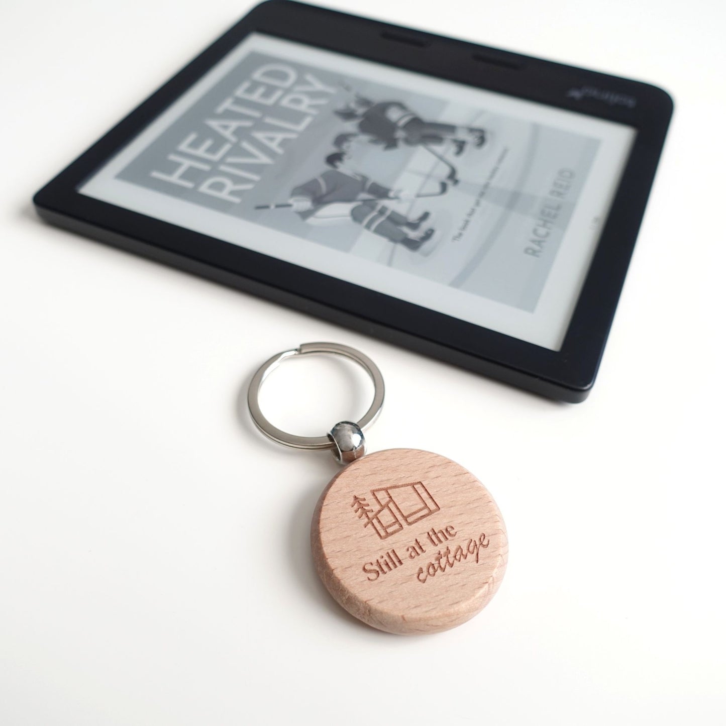 Still at the cottage Schlüsselanhänger – Heated Rivalry inspirierter Merch aus Buchen-Holz mit Gravur