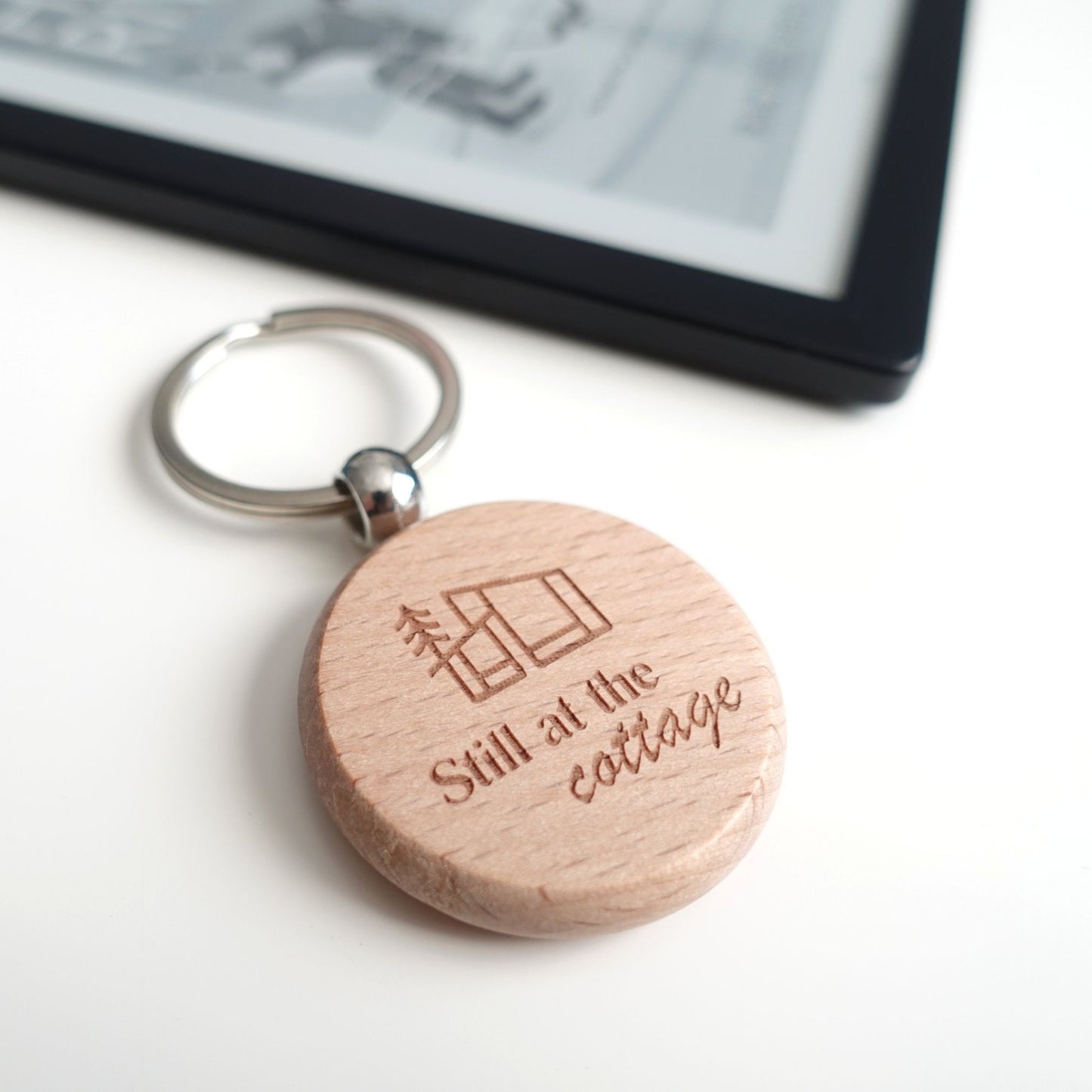 Still at the cottage Schlüsselanhänger – Heated Rivalry inspirierter Merch aus Buchen-Holz mit Gravur