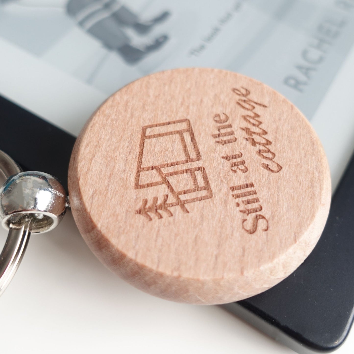 Still at the cottage Schlüsselanhänger – Heated Rivalry inspirierter Merch aus Buchen-Holz mit Gravur