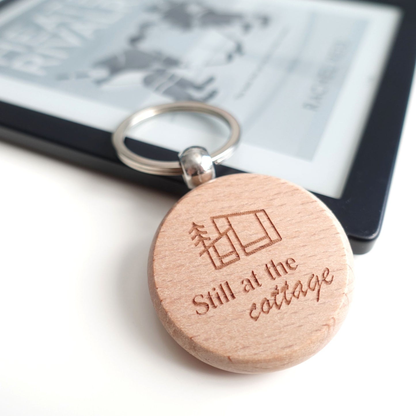 Still at the cottage Schlüsselanhänger – Heated Rivalry inspirierter Merch aus Buchen-Holz mit Gravur
