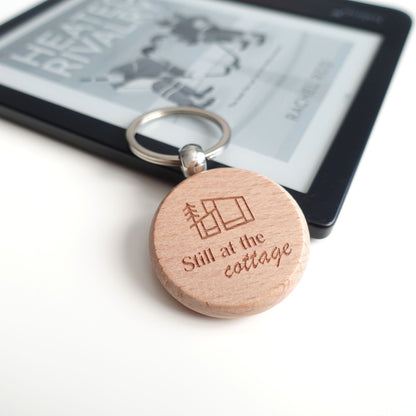 Still at the cottage Schlüsselanhänger – Heated Rivalry inspirierter Merch aus Buchen-Holz mit Gravur