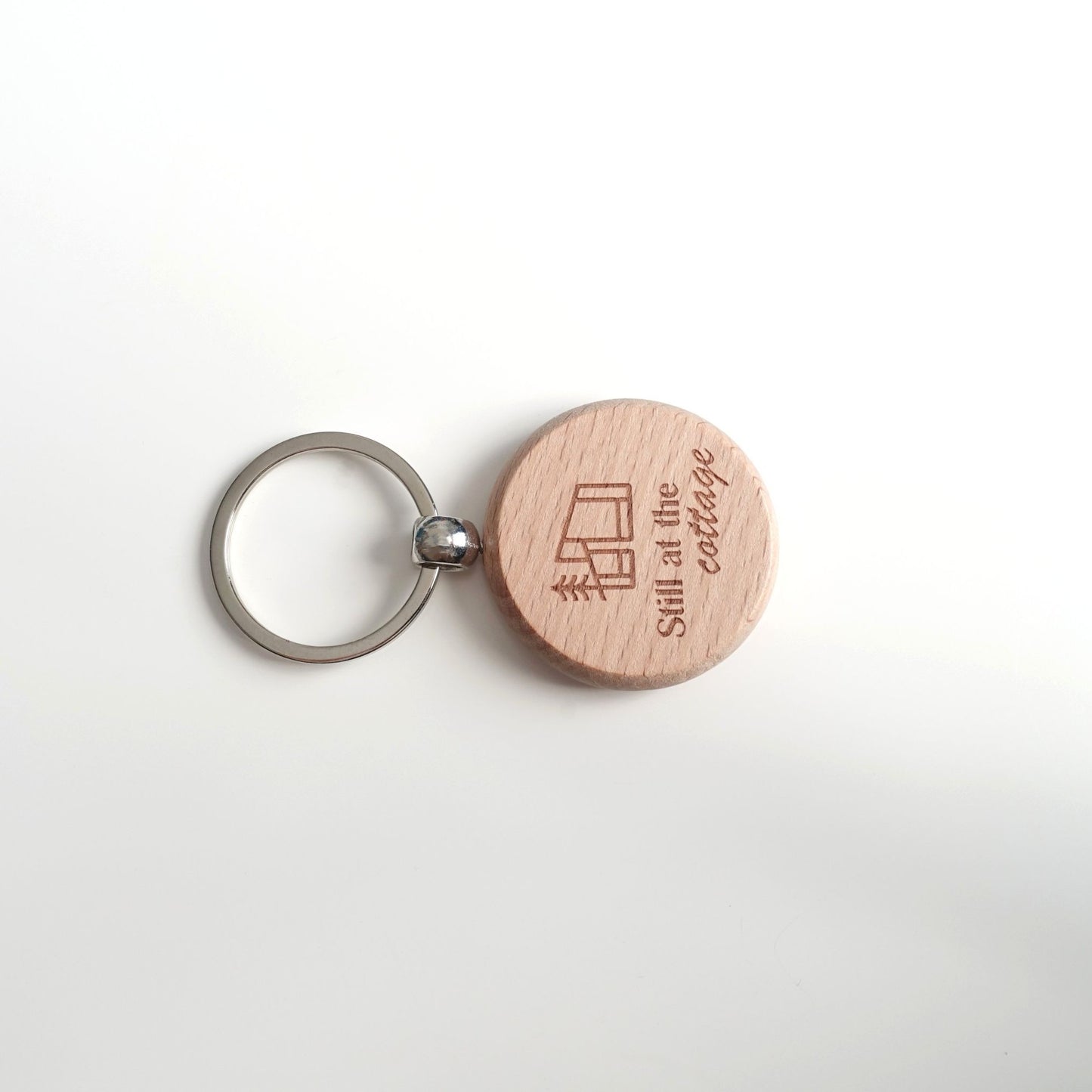 Still at the cottage Schlüsselanhänger – Heated Rivalry inspirierter Merch aus Buchen-Holz mit Gravur