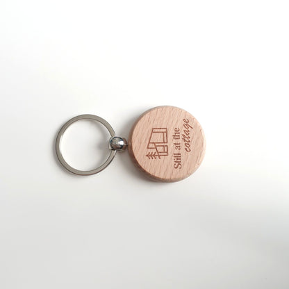 Still at the cottage Schlüsselanhänger – Heated Rivalry inspirierter Merch aus Buchen-Holz mit Gravur