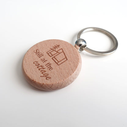 Still at the cottage Schlüsselanhänger – Heated Rivalry inspirierter Merch aus Buchen-Holz mit Gravur