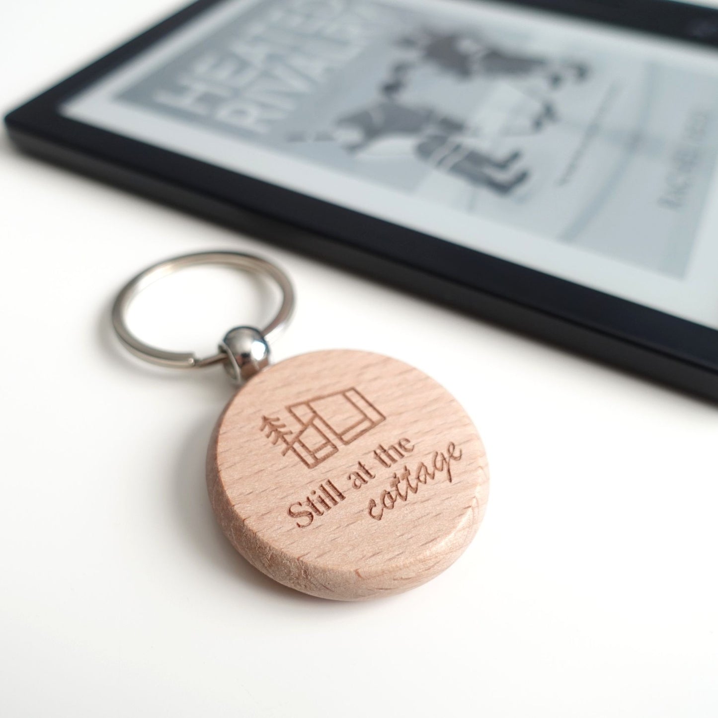 Still at the cottage Schlüsselanhänger – Heated Rivalry inspirierter Merch aus Buchen-Holz mit Gravur