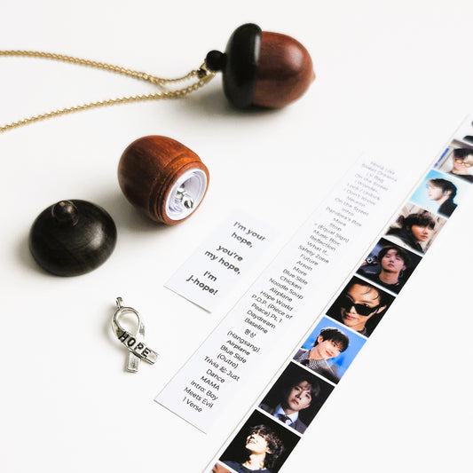 j-hope inspirierte Eichel-Halskette mit Fotostreifen, Hope-Symbol und Hobis Diskografie